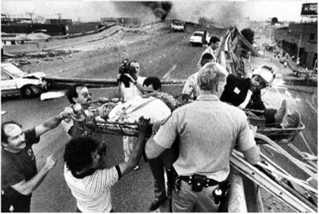 Жители помогают спасателям в Окленде (Калифорния, США) позаботиться о раненых после землетрясения на горной вершине Лома-Приета в 1989 г.