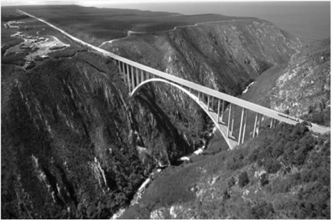 Одно из самых популярных мест для банджи-джампинга — мост Блукрсис над одноименной рекой в Южной Африке. Высота моста составляет 216 м.