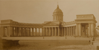 (a) Казанский собор и (b) вид через триумфальную арку Генерального штаба, Санкт-Петербург. Фото.