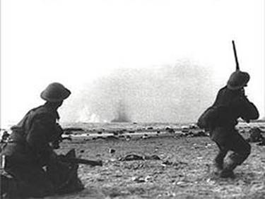 Британский солдат стреляет по немецким самолётам на Дюнкеркском побережье.